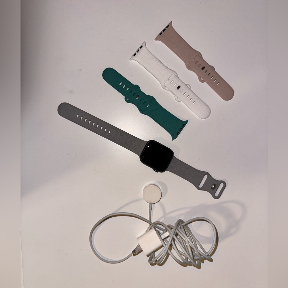 Gently Used Series 4 Apple Watch w/ 4 bands & charger